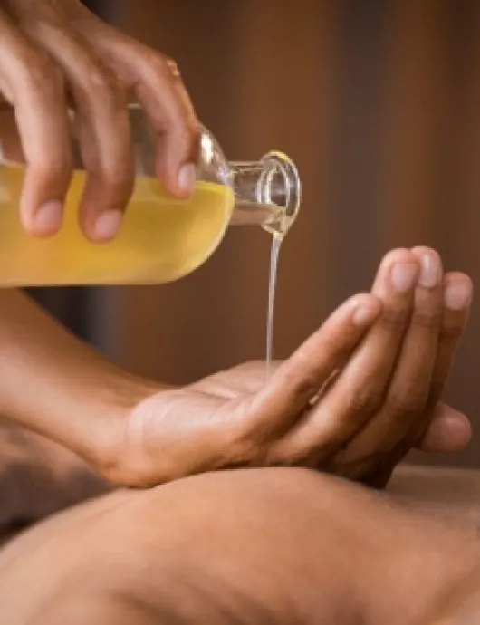 Massage toàn thân bằng dầu