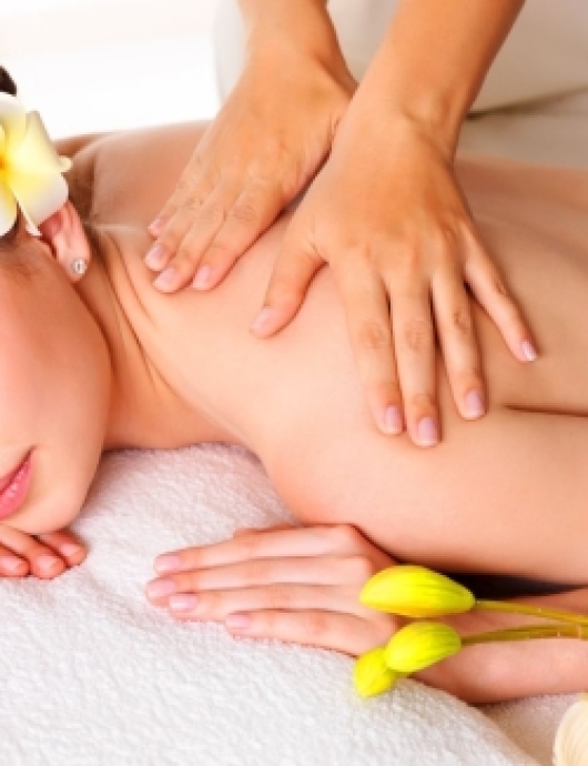 Massage cơ thể bằng kem