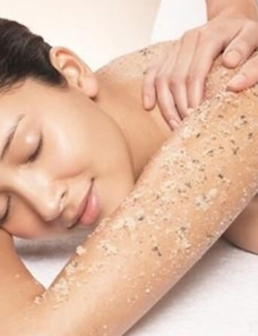 Tẩy tế bào chết toàn thân bằng cam và sữa