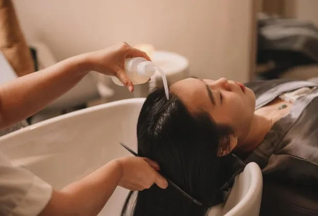 Gội Đầu Thảo Dược Gừng Ấm – Giải Pháp Đánh Bay Stress Và Đau Đầu Cho Ngày Mưa