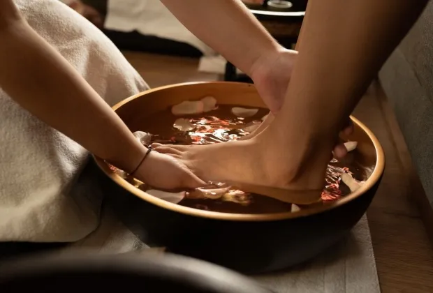 Massage Chân Thảo Dược – Liệu Pháp Giải Tỏa Căng Thẳng & Cải Thiện Giấc Ngủ Tại Lisa Nail & Spa