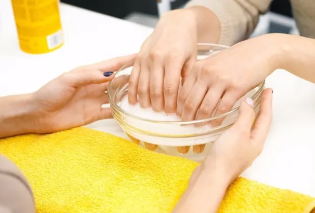 Tại Sao Lớp Sơn Gel Của Bạn Nhanh Bị Bong Tróc? 4 Thói Quen Cần Thay Đổi Ngay