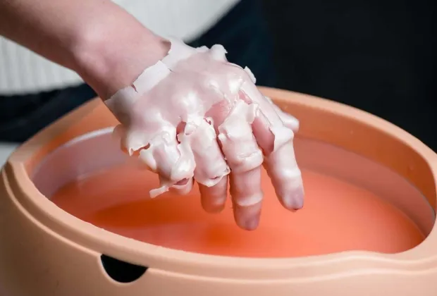 Ủ Paraffin Cho Tay Và Chân – Bí Quyết Phục Hồi Làn Da Khô Ráp, Sần Sùi